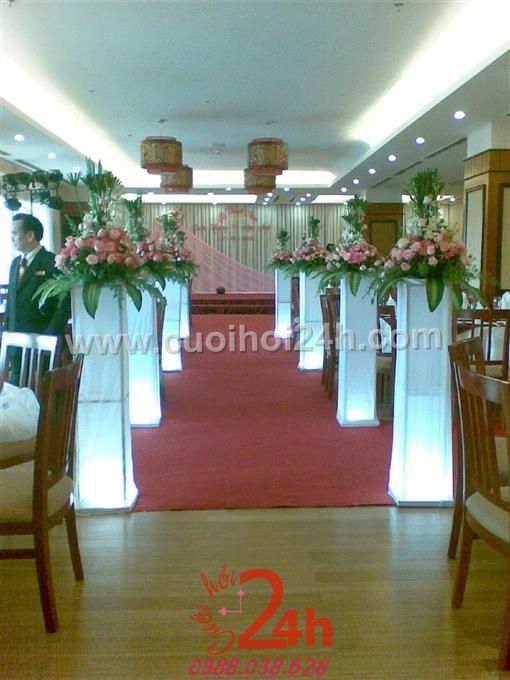 Dịch vụ cưới hỏi 24h trọn vẹn ngày vui chuyên trang trí nhà đám cưới hỏi và nhà hàng tiệc cưới | Trang trí lối đi nhà hàng với các trụ hoa tươi màu hồng